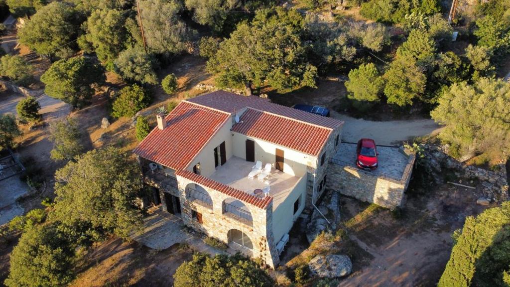 une vue aérienne d'une maison au toit rouge dans l'établissement Belle Vue de Fogata, à Corbara