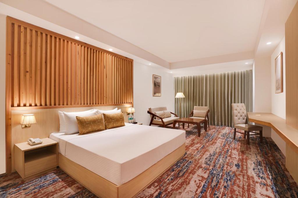 Postel nebo postele na pokoji v ubytování Lemon Tree Hotel, Haridwar