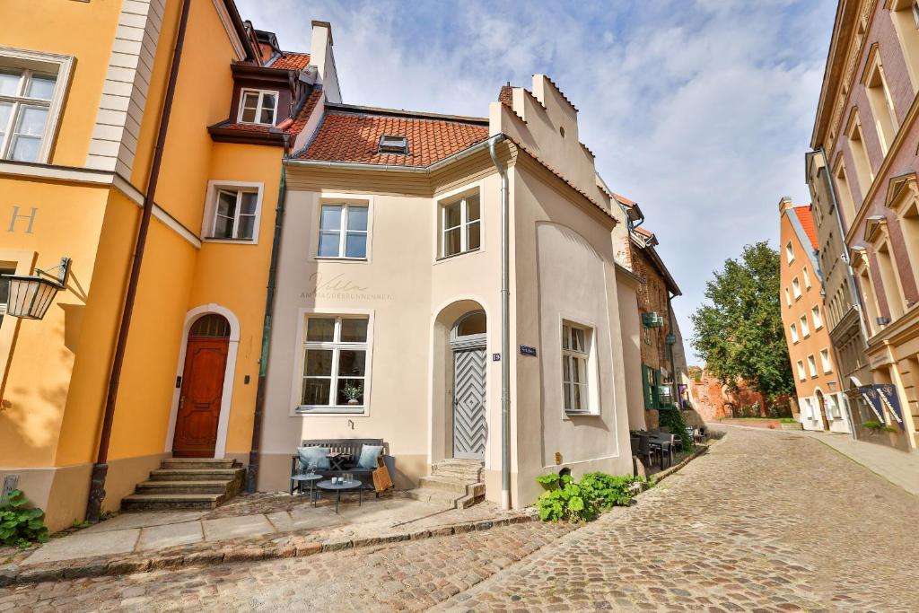 a house on a cobblestone street at Villa am Mägdebrunnen in Stralsund