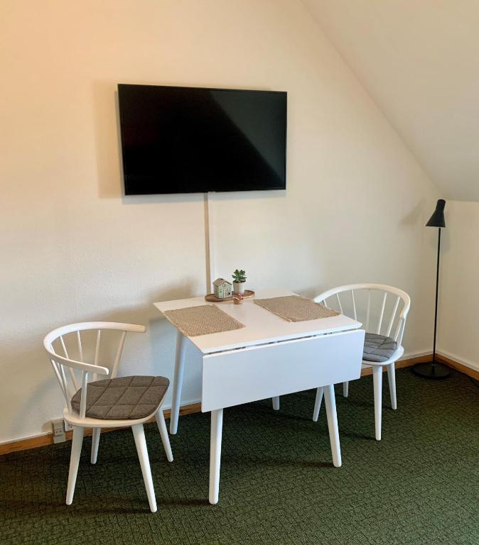 TV a/nebo společenská místnost v ubytování Svalereden Strand Camping Rooms