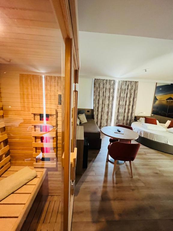Postel nebo postele na pokoji v ubytování Ambassador Suite Hotel