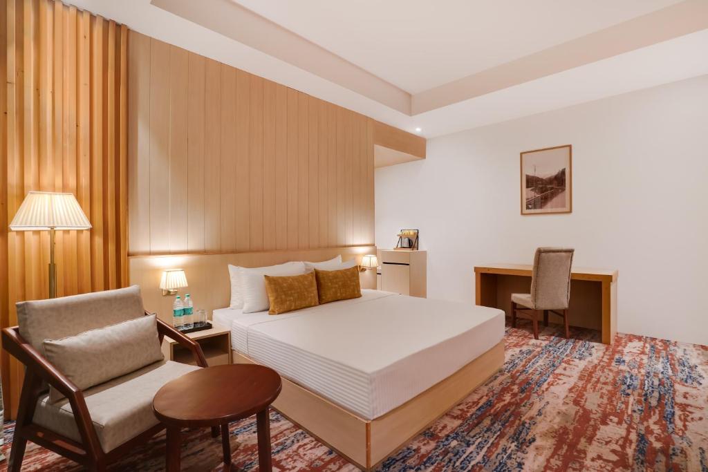 Postel nebo postele na pokoji v ubytování Lemon Tree Hotel, Haridwar