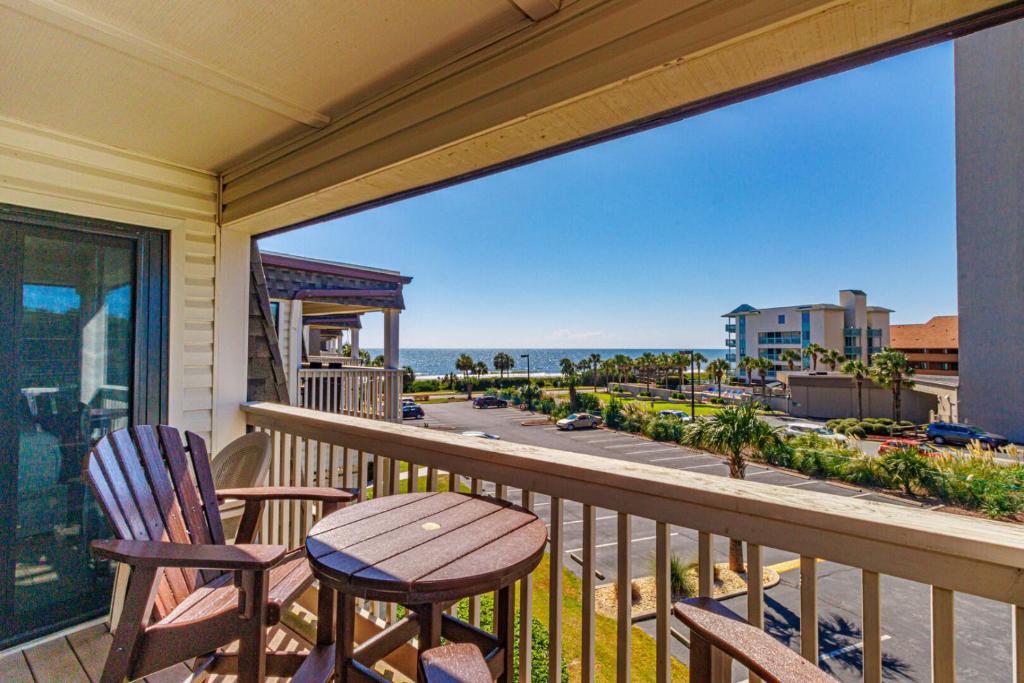 einen Balkon mit Stühlen, einem Tisch und Meerblick in der Unterkunft Stunning Ocean View 2 Bedroom Condo On The Golden Mile- Ocean Forest Villas A-318-Sleeps 6! in Myrtle Beach
