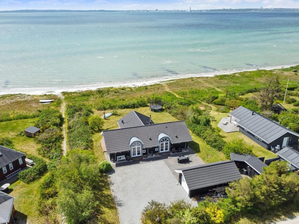 una vista aérea de una casa junto a la playa en Holiday Home Elspeth - all inclusive - 25m from the sea by Interhome, en Knebel