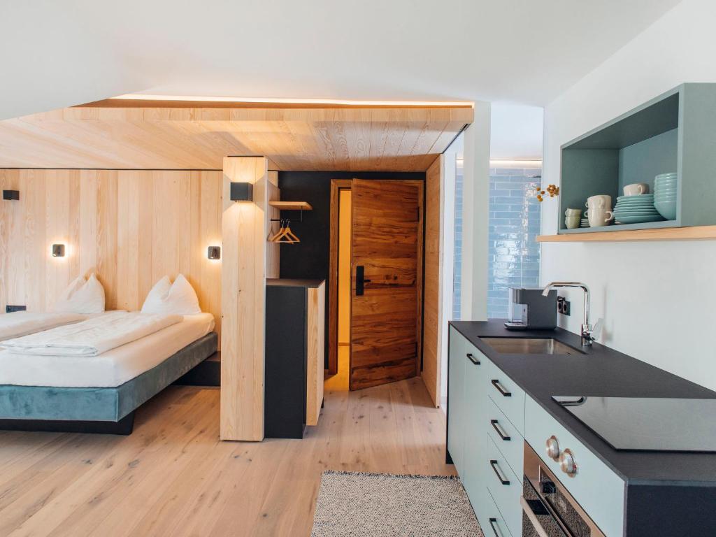 cocina con cama en el centro de una habitación en Apartment Theo by Interhome, en Stams