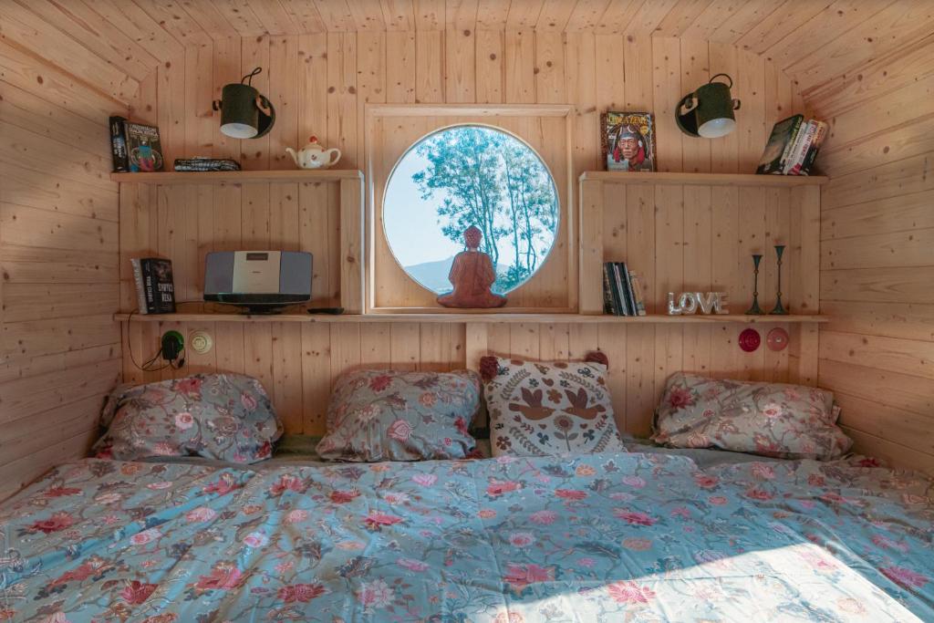 Postel nebo postele na pokoji v ubytování Meadowland Samota Stříbrník