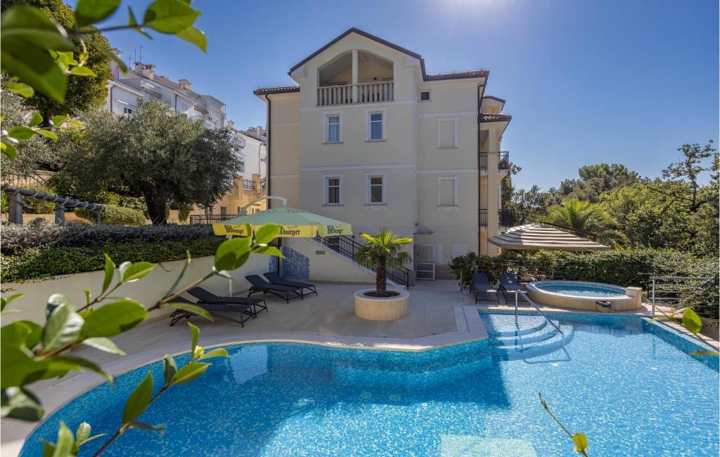 Villa con piscina y edificio en Amazing Apartment In Crikvenica With Outdoor Swimming Pool, en Crikvenica