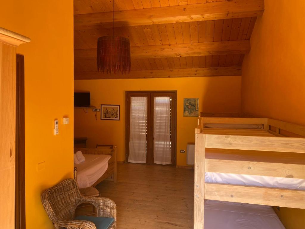 Montorio al Vomano的住宿－Lo Scoiattolo Country House，带两张双层床的客房和走廊