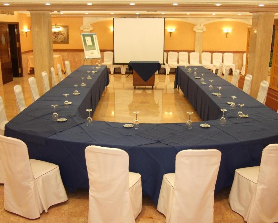 The business area and/or conference room at Casa Quiquet