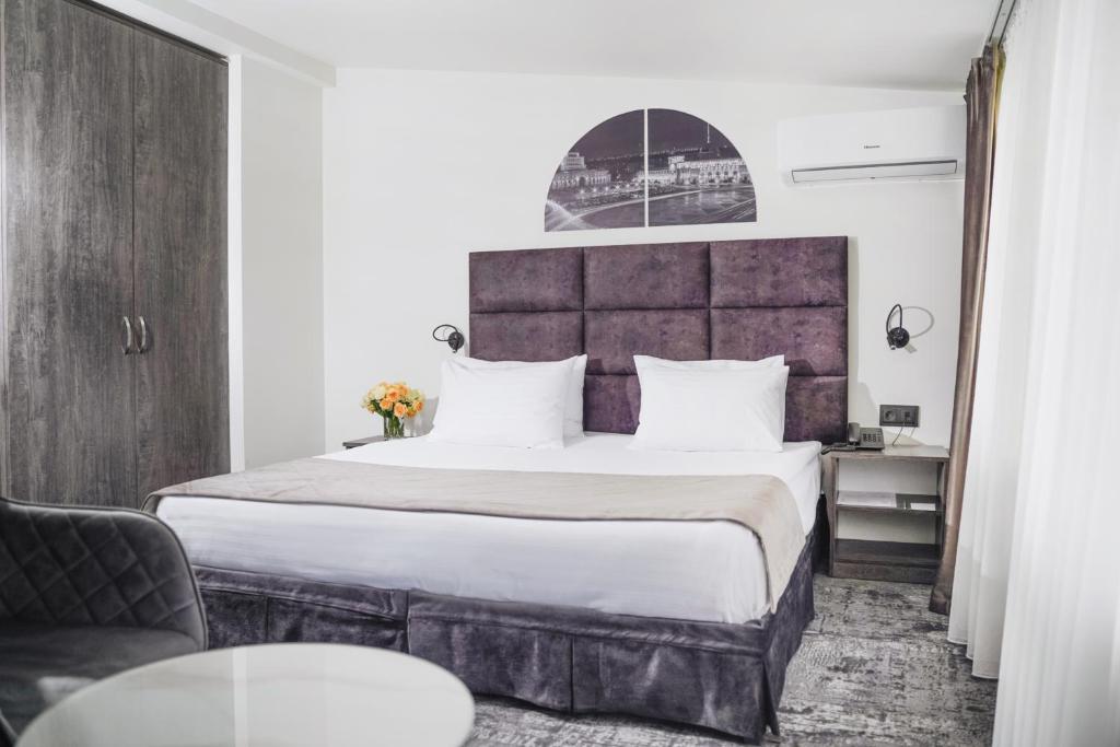 Postel nebo postele na pokoji v ubytování Median Hotel, City Center Yerevan