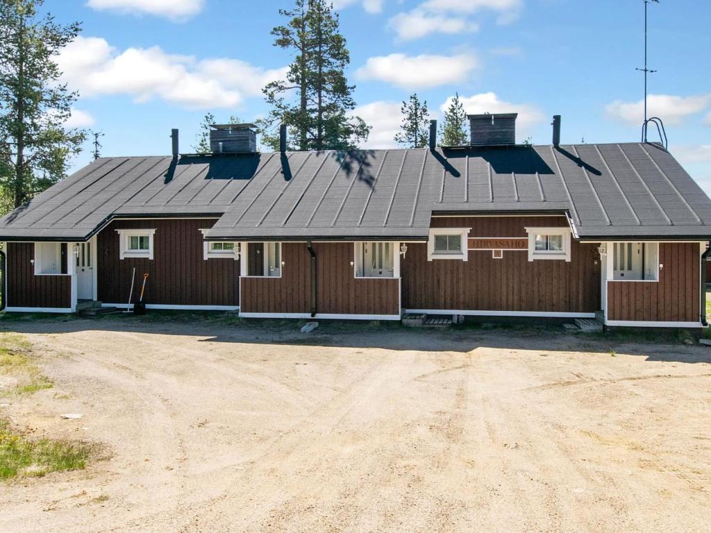 una casa con techo solar en un camino de tierra en Holiday Home Hirvasaho a1 by Interhome, en Saariselkä