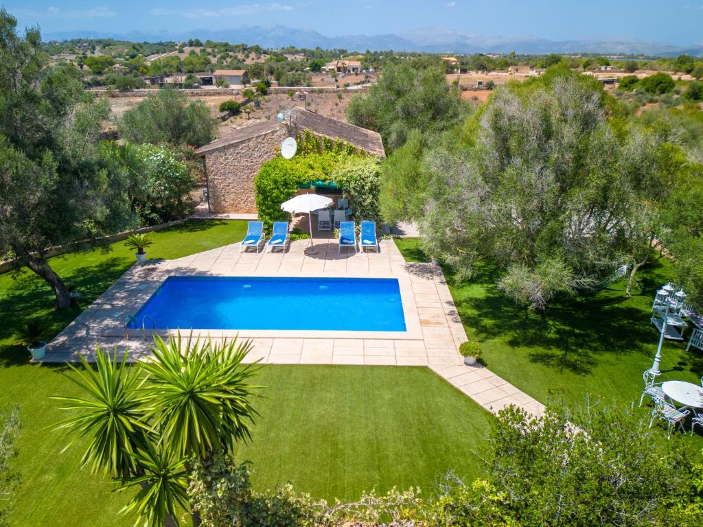 - une vue aérienne sur une cour avec une piscine dans l'établissement Villa Sa Teulada by Interhome, à Santa Margalida