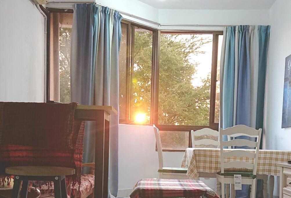 - un salon avec une fenêtre, des chaises et une table dans l'établissement Butterworth homey House (3R2B + carpark), à Butterworth