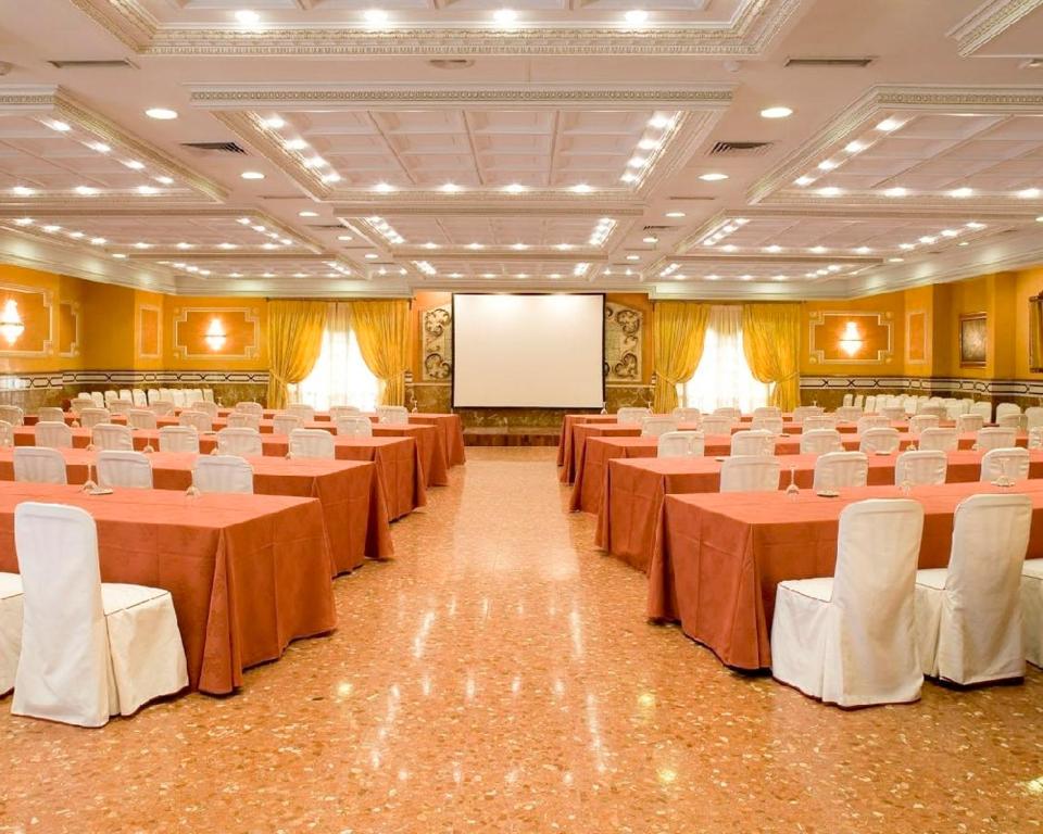 The business area and/or conference room at Casa Quiquet