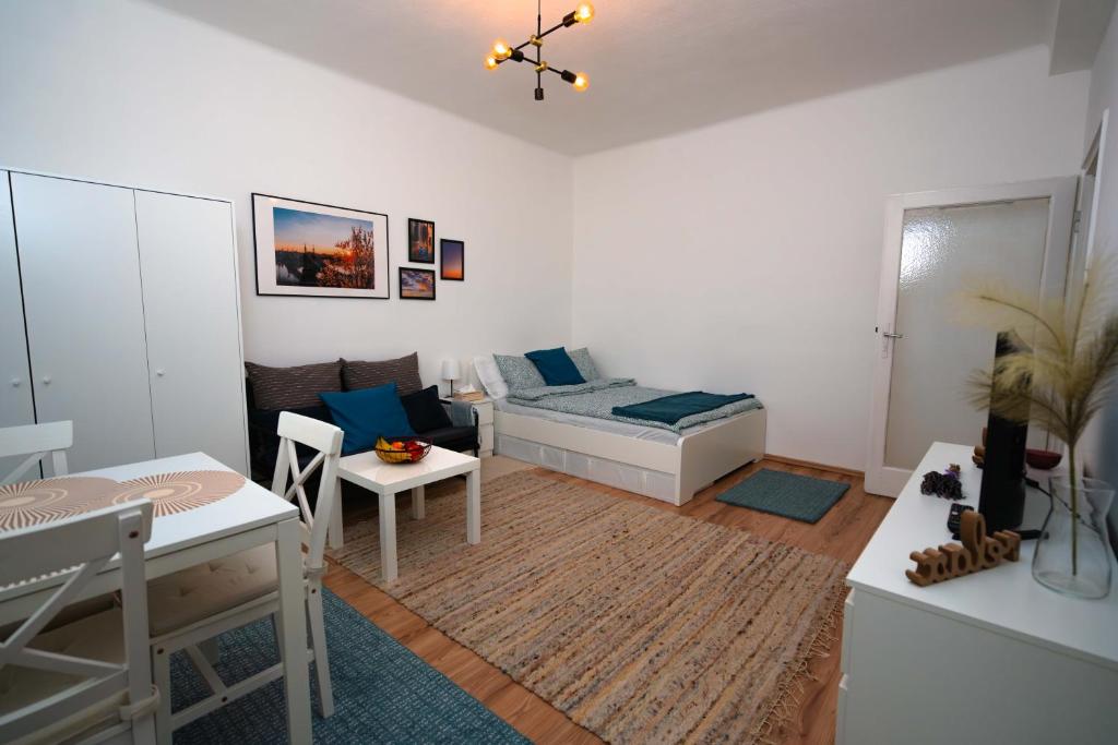 ブダペストにあるLavender Apartmentのソファとテーブルのあるリビングルーム