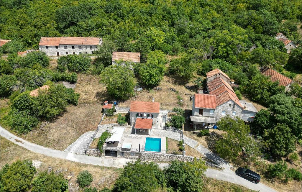 una vista aérea de una finca con una casa en Awesome Home In Bajagic With Jacuzzi, en Bajagić