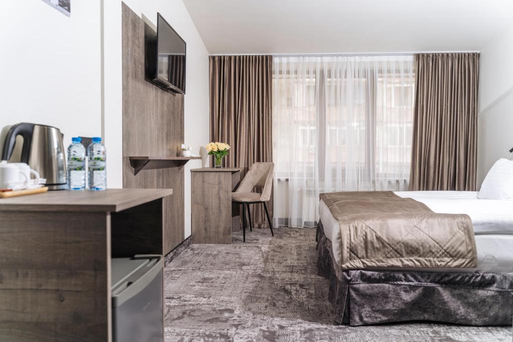 Postel nebo postele na pokoji v ubytování Median Hotel, City Center Yerevan