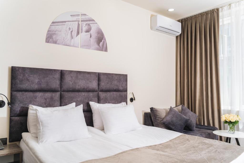 Postel nebo postele na pokoji v ubytování Median Hotel, City Center Yerevan