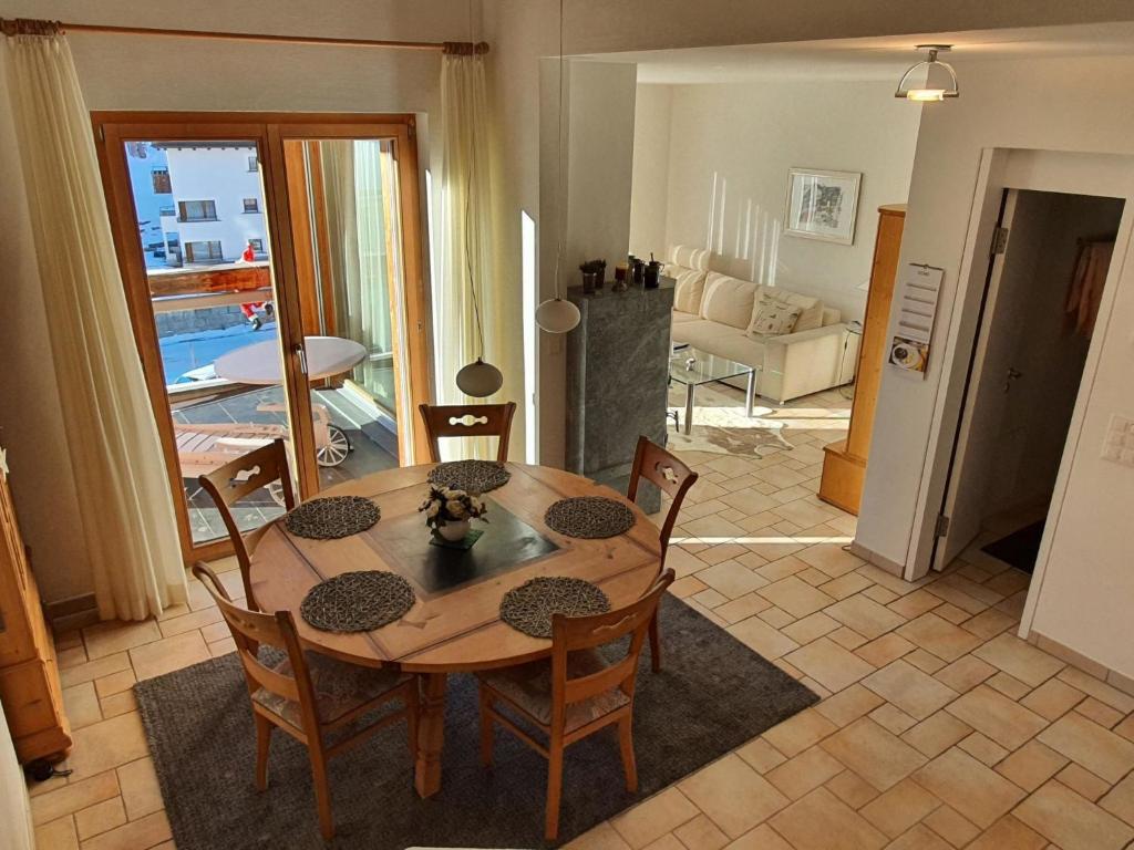 uma sala de jantar com mesa e cadeiras e uma sala de estar em Apartment Ferienwohnung Kinsella by Interhome em Lenzerheide