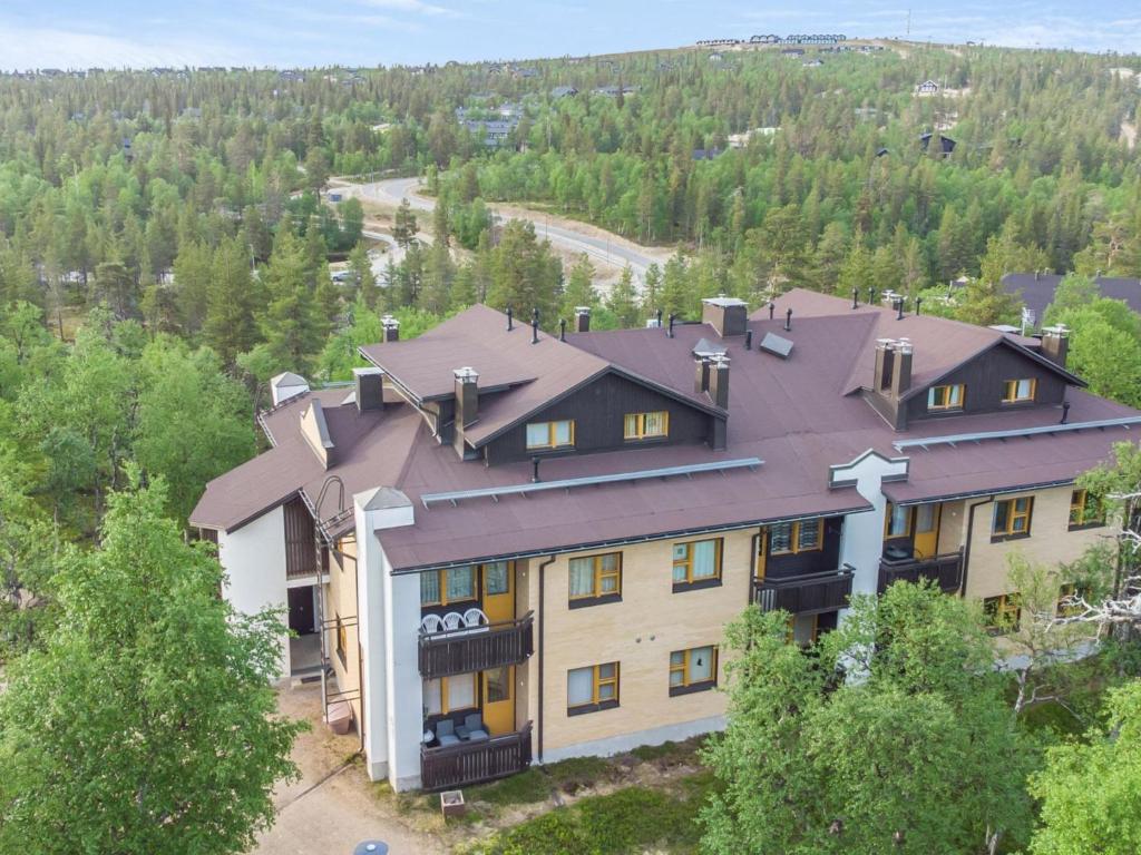 una vista aérea de una casa grande con árboles en Holiday Home Lomariekko 6 b 7 by Interhome, en Saariselkä