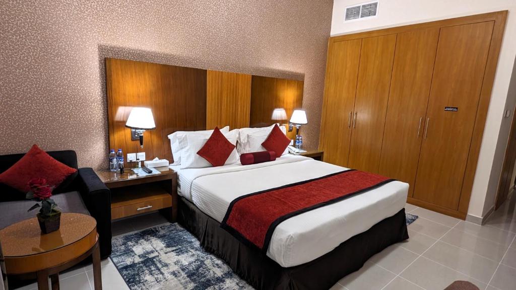 Habitación de hotel con cama grande y escritorio. en City Tower Hotel en Fujairah
