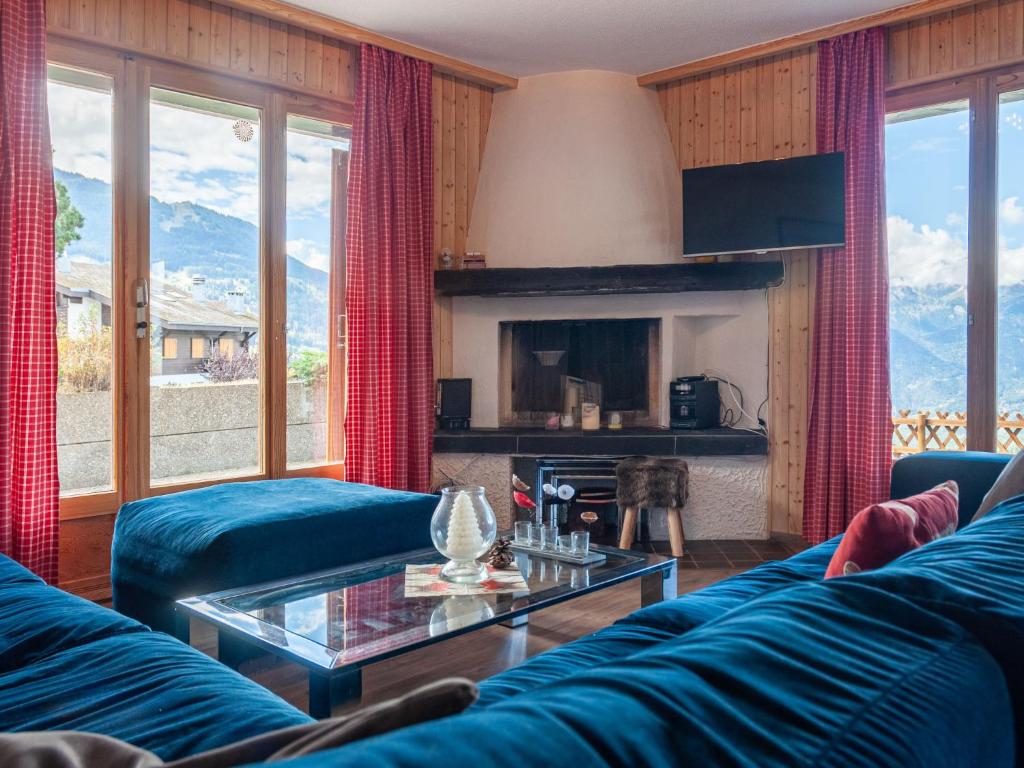 ein Wohnzimmer mit einem Sofa und einem Tisch in der Unterkunft Apartment Jasmins by Interhome in Veysonnaz