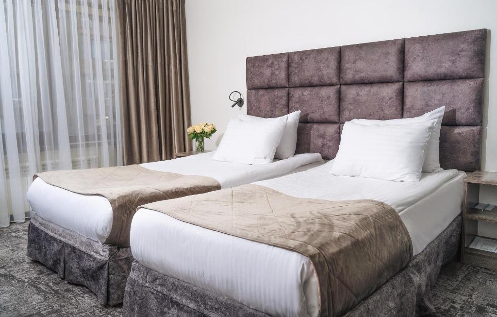 Postel nebo postele na pokoji v ubytování Median Hotel, City Center Yerevan