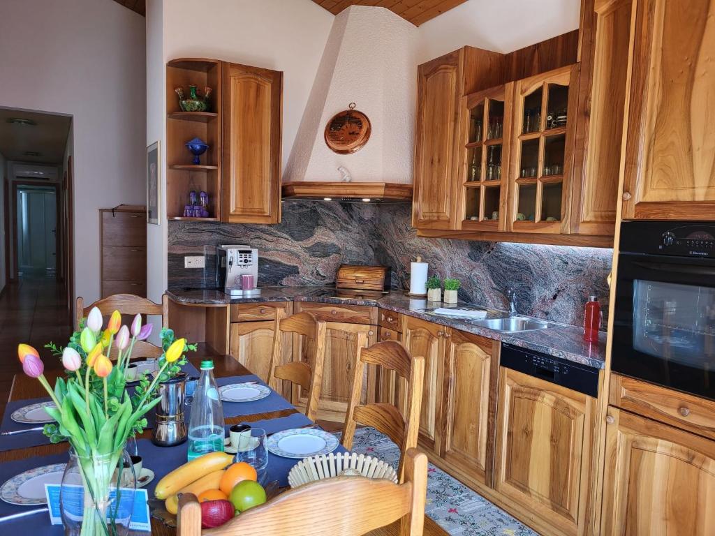 Ett kök eller pentry på Apartment Casa Nora by Interhome