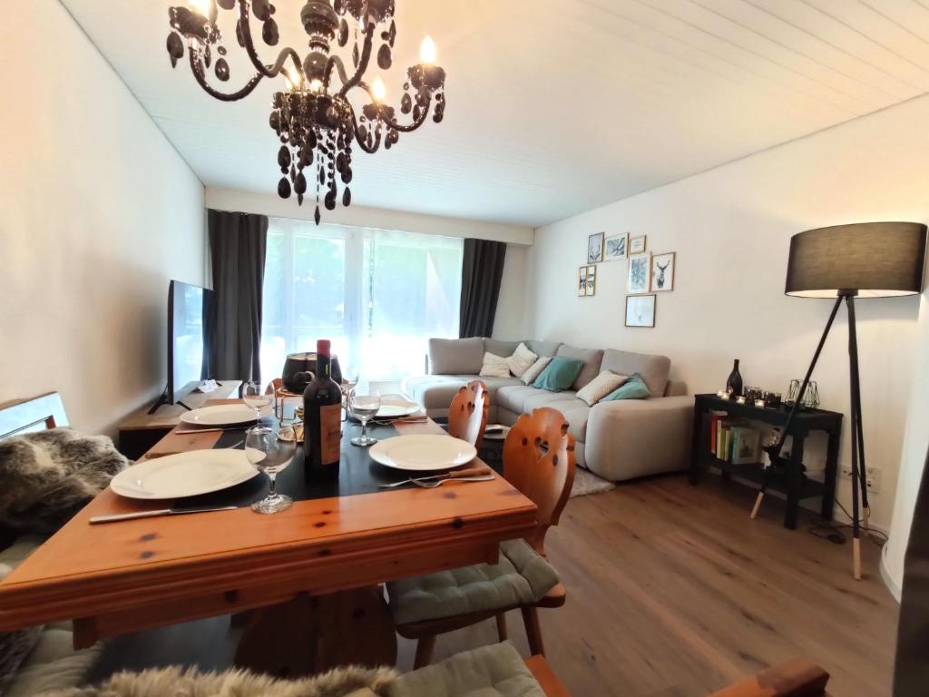 sala de estar con mesa de madera y comedor en Apartment Verbena by Interhome, en Davos