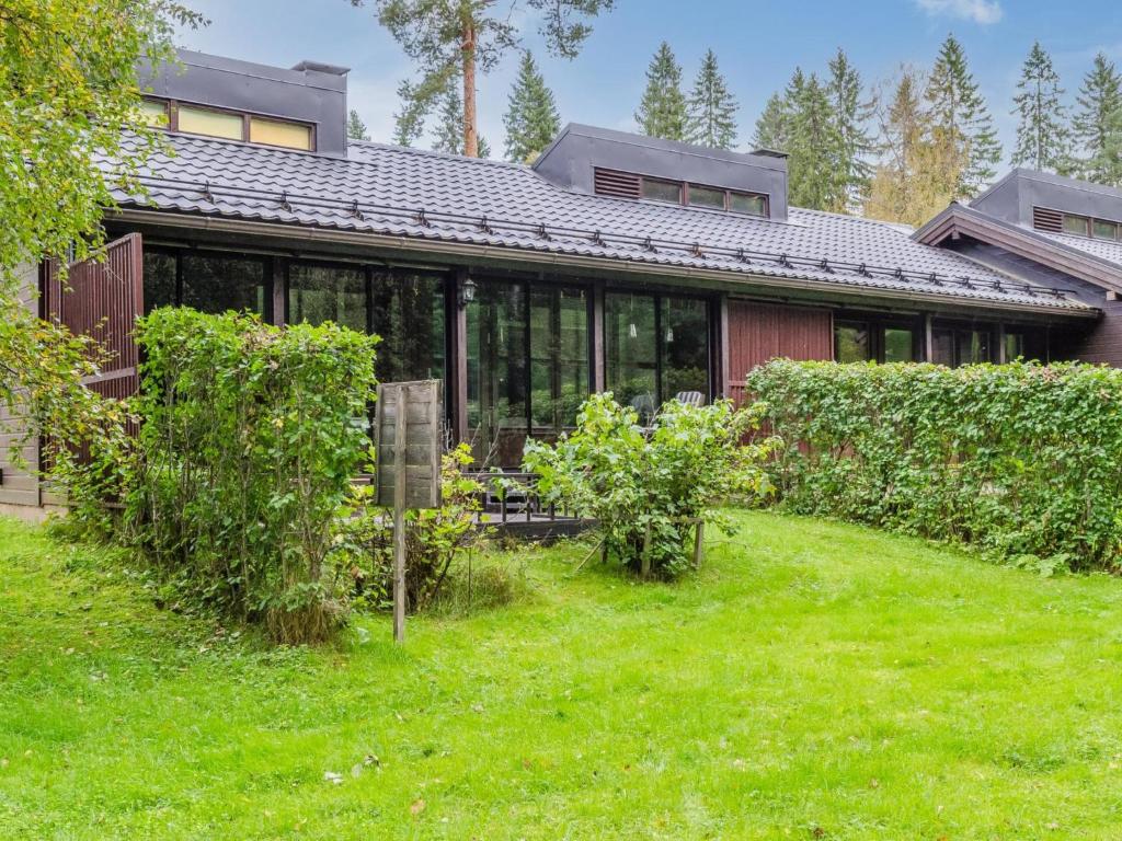 een huis met een tuin ervoor bij Holiday Home Säästöloma 5 f 22 by Interhome in Nurmes