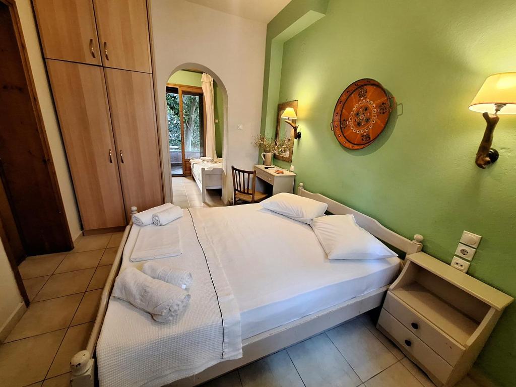 Posteľ alebo postele v izbe v ubytovaní Skourgias Rooms
