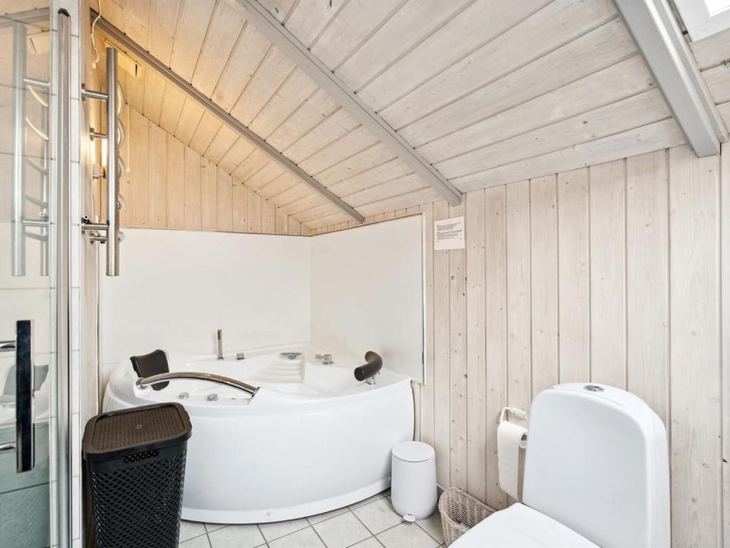 Koupelna v ubytování Holiday Home Algut - 75m from the sea by Interhome