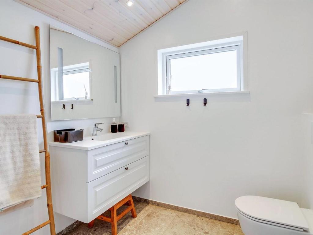 Koupelna v ubytování Holiday Home Aleko - 2-5km from the sea by Interhome