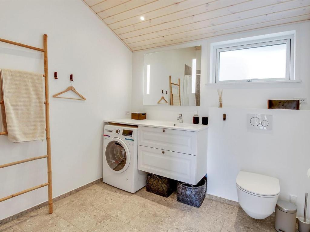 Koupelna v ubytování Holiday Home Aleko - 2-5km from the sea by Interhome