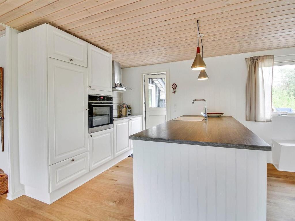 Kuchyň nebo kuchyňský kout v ubytování Holiday Home Aleko - 2-5km from the sea by Interhome