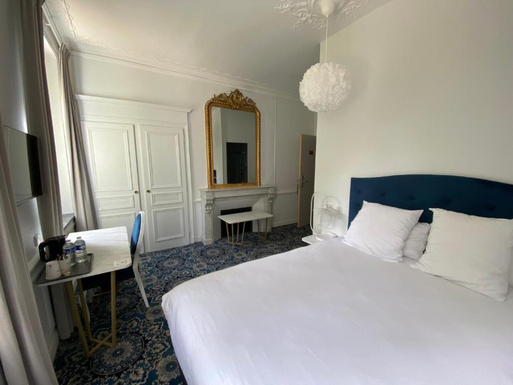 Posteľ alebo postele v izbe v ubytovaní Logis HOTEL DU PARC
