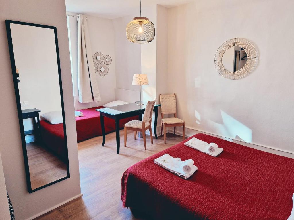 Postel nebo postele na pokoji v ubytování Hôtel Patricia - Strasbourg Hyper Centre