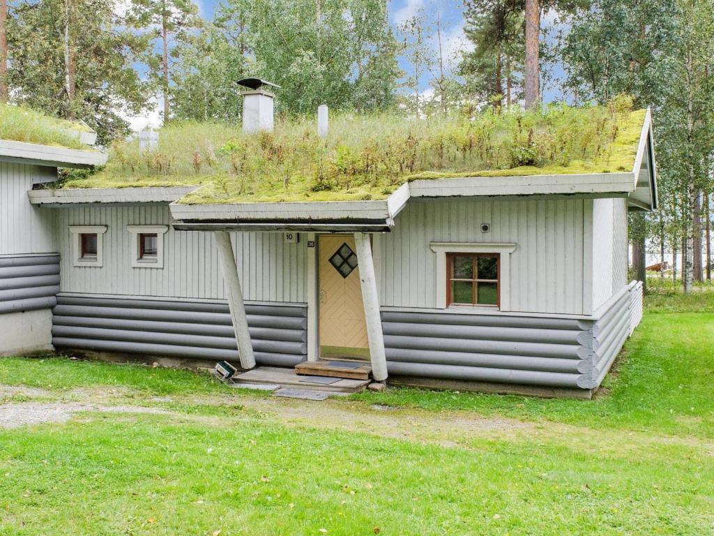 une petite maison avec un toit en gazon et une fenêtre dans l'établissement Holiday Home Kulta-käkönen 310 by Interhome, à Nurmes
