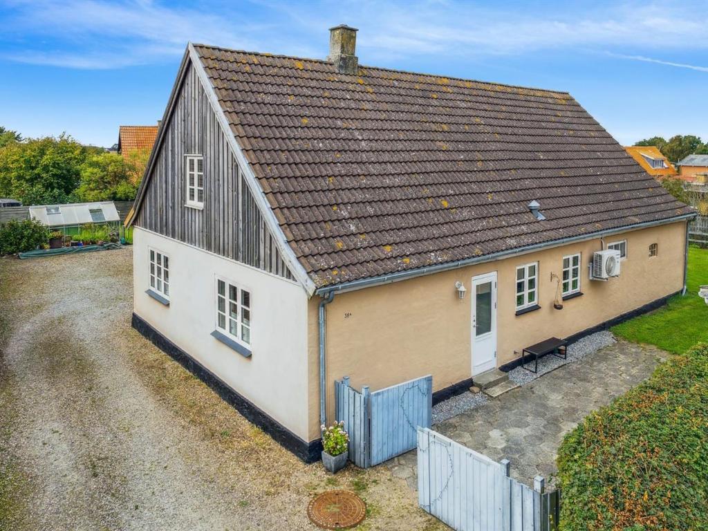 ein kleines Haus mit braunem Dach in der Unterkunft Apartment Annaline - all inclusive - 1-2km to the inlet by Interhome in Nykøbing Sjælland