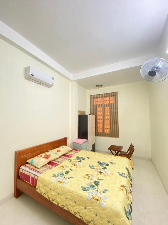 sypialnia z łóżkiem z żółtą kołdrą w obiekcie Win's Homestay w mieście Da Nang