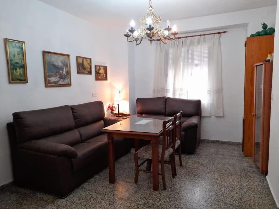 sala de estar con sofá y mesa en Casa Mis Abuelos, en Priego de Córdoba