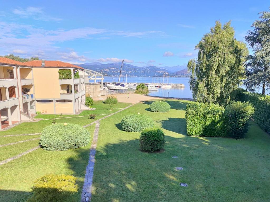 uma vista aérea de uma casa com um jardim em Apartment Roberto by Interhome em Castelletto sopra Ticino