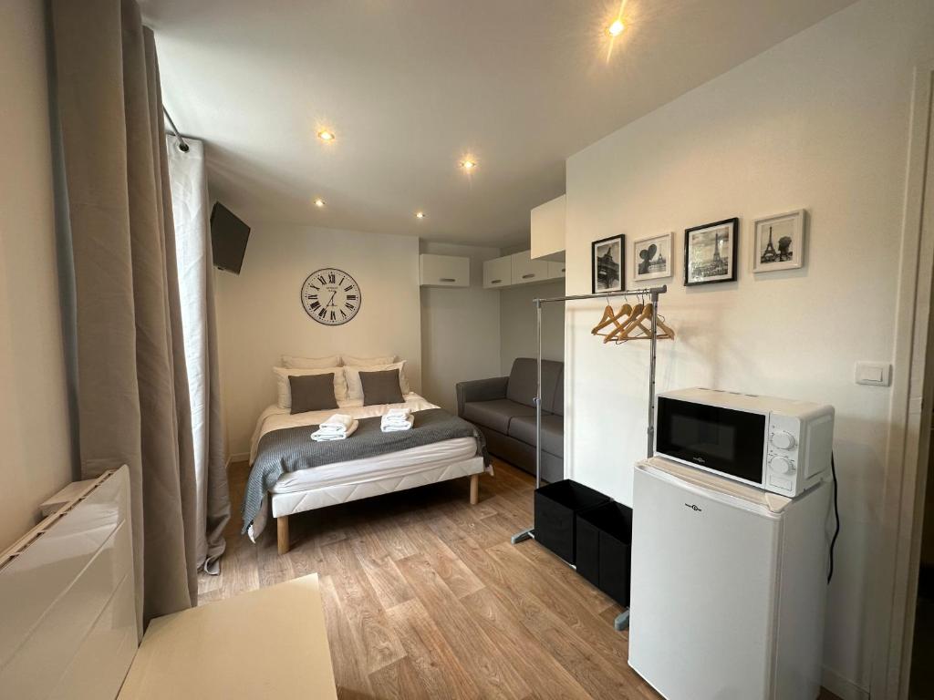 - une petite chambre avec un lit et une télévision dans l'établissement *Studio 2* Avenue Baudin - DABNB, à Limoges