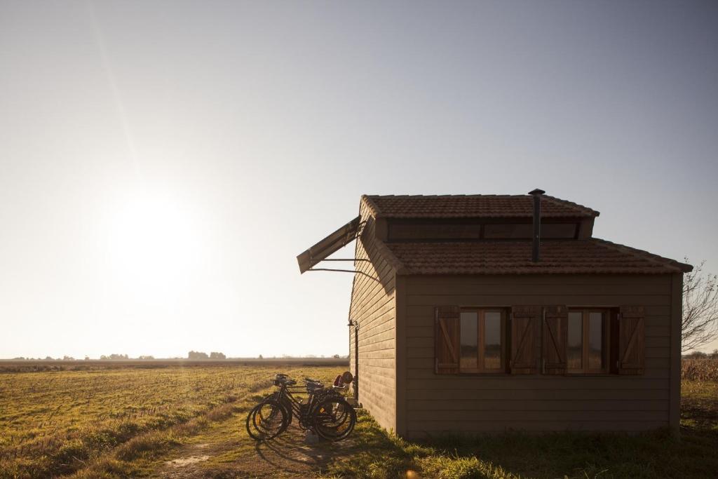 ein kleines Haus mit Fahrrädern neben einem Feld in der Unterkunft Be and See in Nature in Ovar