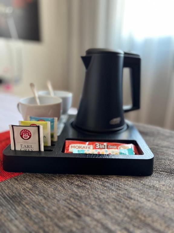 Příslušenství pro přípravu čaje a kávy v ubytování Bohem Art Hotel