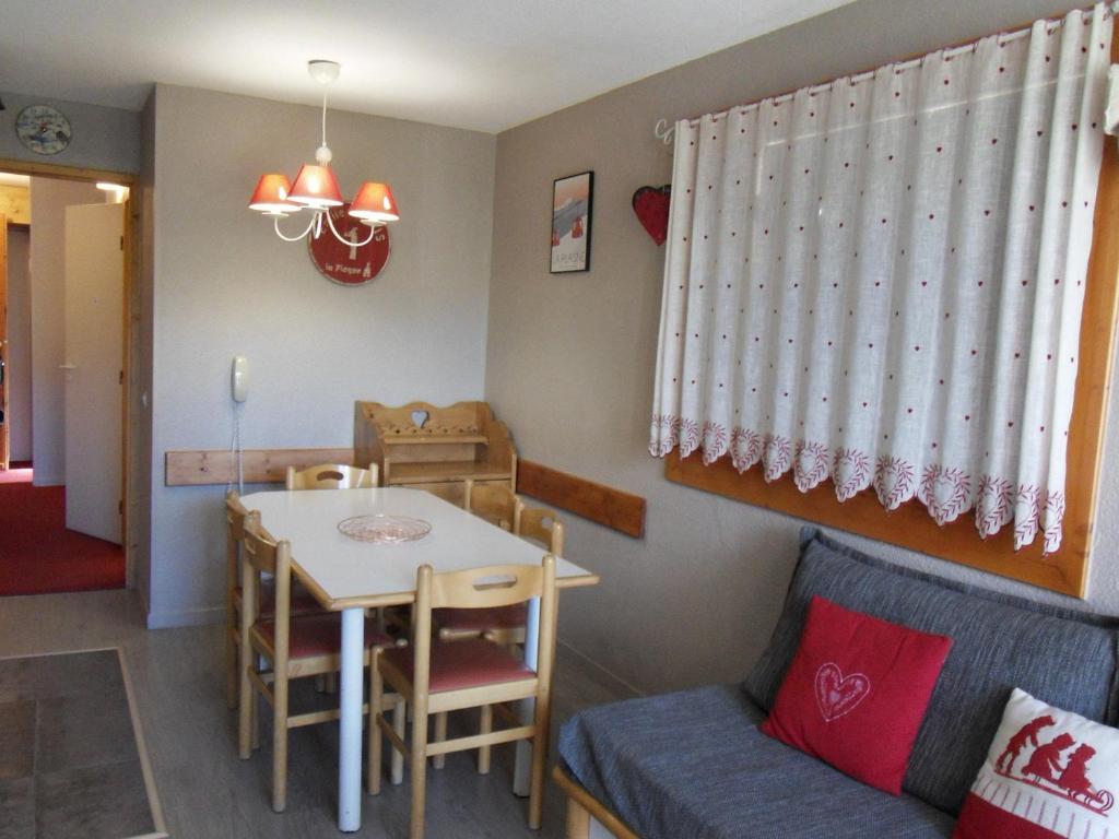un salon avec une table et une salle à manger dans l'établissement Appartement cosy au pied des pistes avec terrasse - FR-1-181-2722, à La Plagne Tarentaise