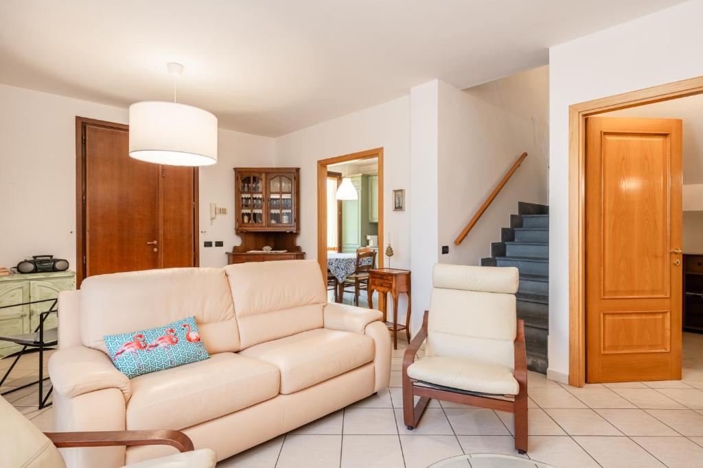 ein Wohnzimmer mit einem Sofa und 2 Stühlen in der Unterkunft Villetta Grazia in Cascina