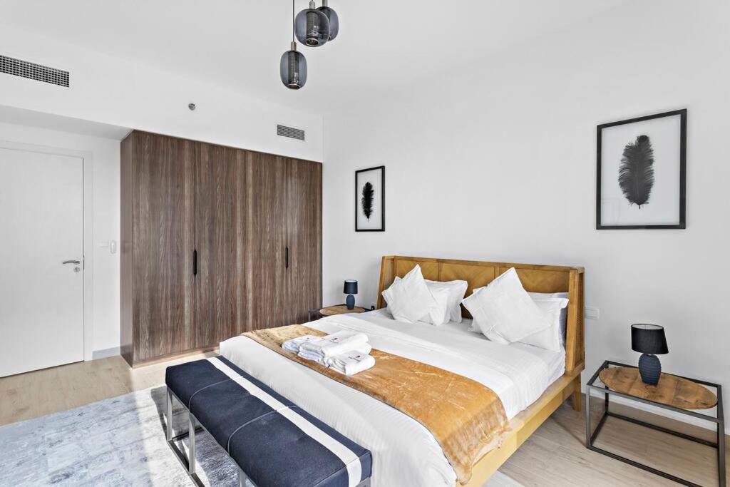 Postel nebo postele na pokoji v ubytování StoneTree - Elegant 1 BR in Madinat Jumeirah Living Rahaal 2