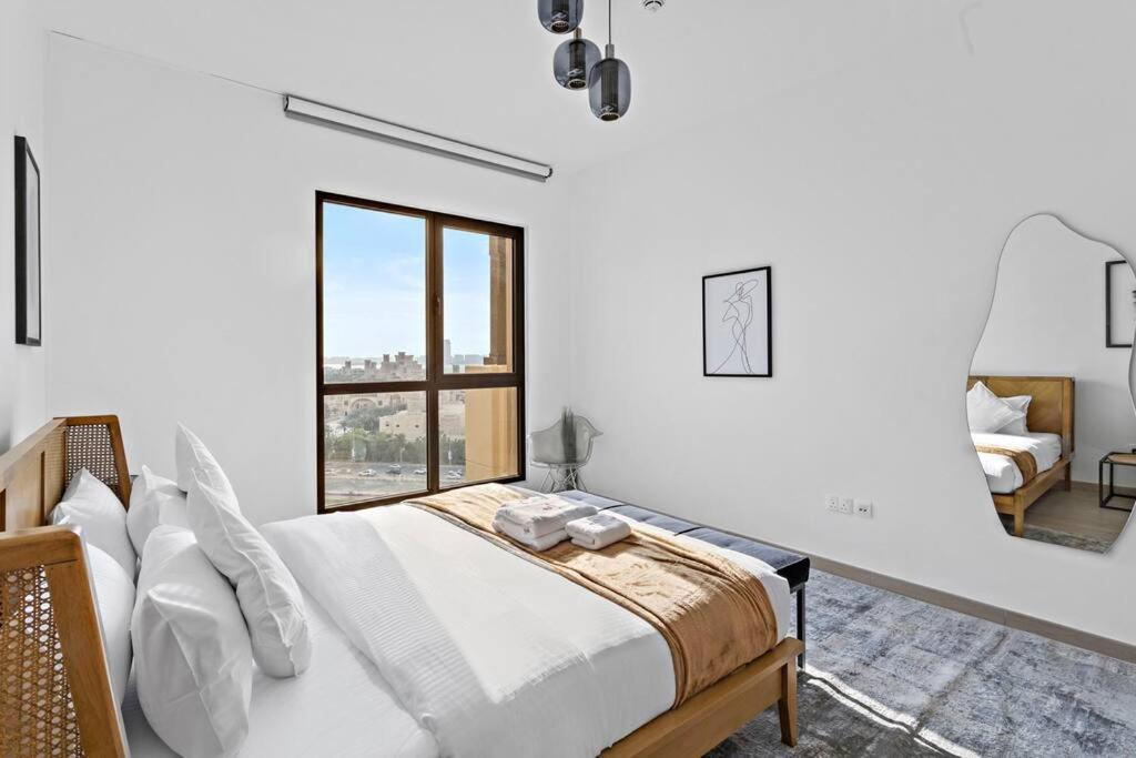 Postel nebo postele na pokoji v ubytování StoneTree - Elegant 1 BR in Madinat Jumeirah Living Rahaal 2