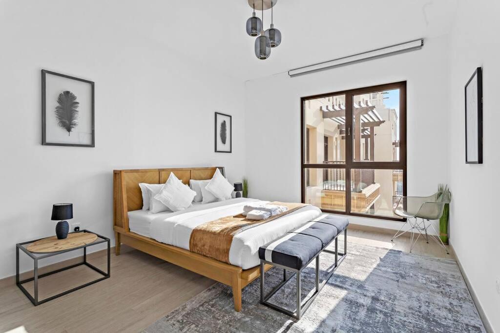 Postel nebo postele na pokoji v ubytování StoneTree - Elegant 1 BR in Madinat Jumeirah Living Rahaal 2